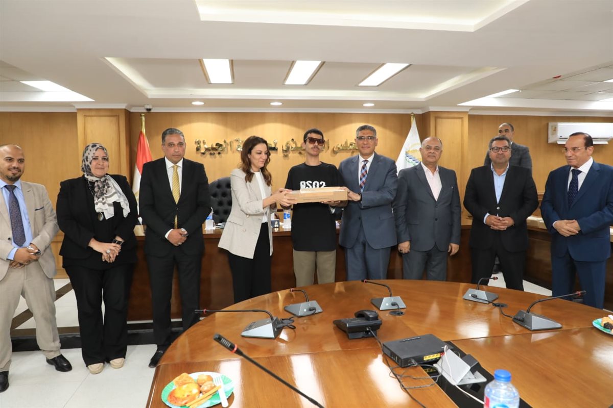 محافظ الجيزة يكرم أوائل الثانوية العامة والدبلومات الفنية 