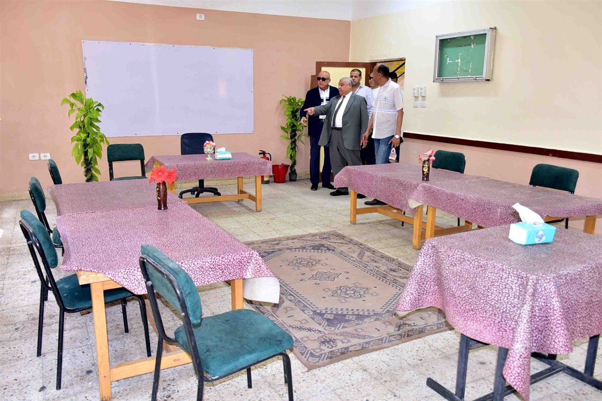 محافظ الأقصر يتفقد مقرات اللجان الانتخابية