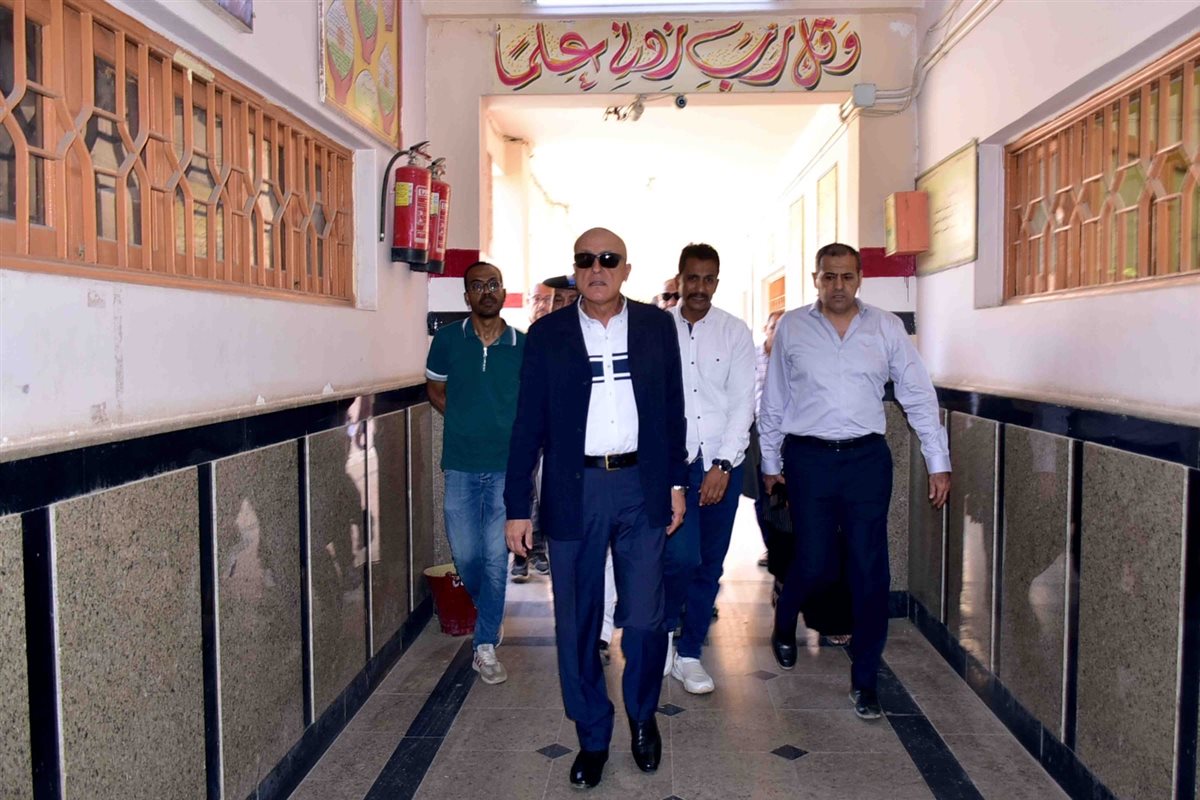 محافظ الأقصر يتفقد مقرات اللجان الانتخابية