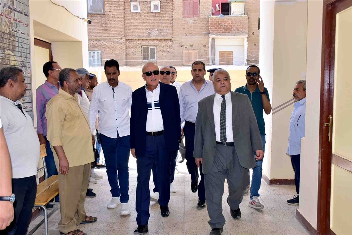 محافظ الأقصر يتفقد مقرات اللجان الانتخابية