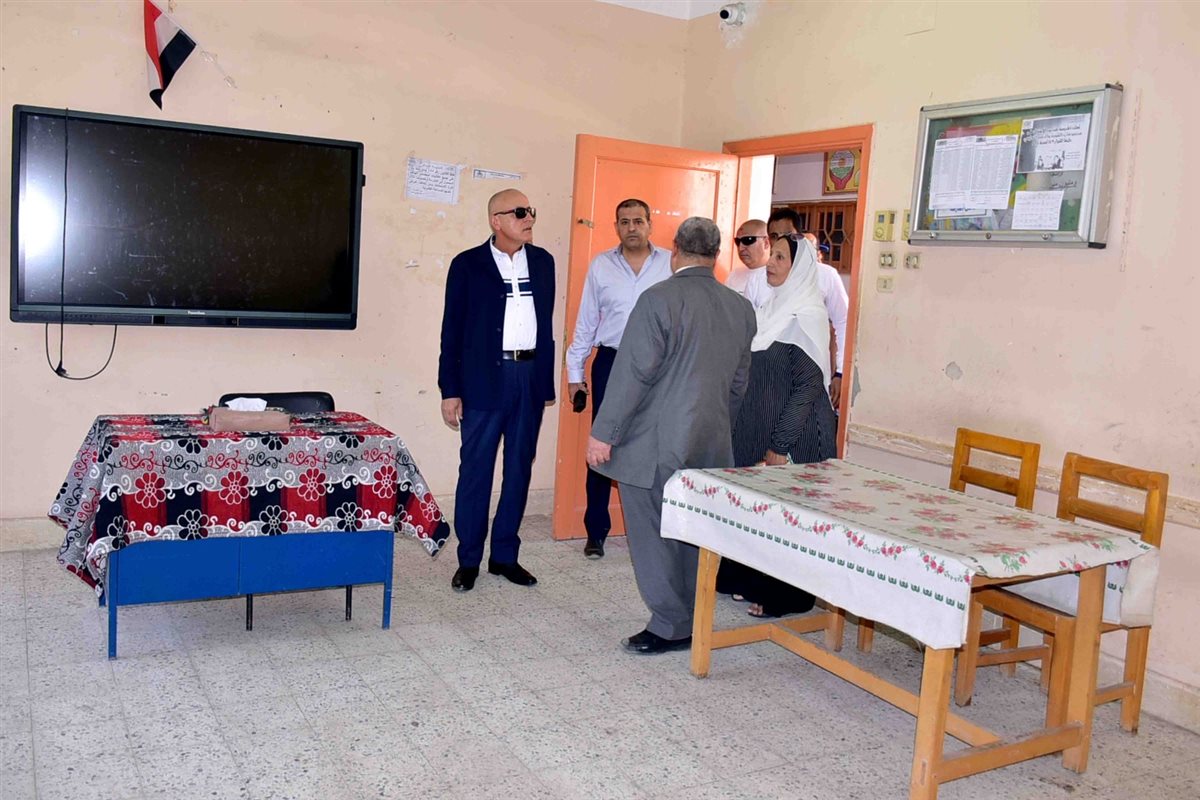 محافظ الأقصر يتفقد مقرات اللجان الانتخابية