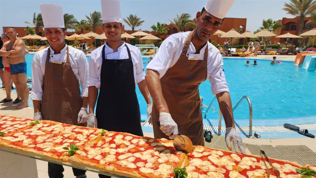 مهرجان البيتزا علي شواطئ مرسي علم 