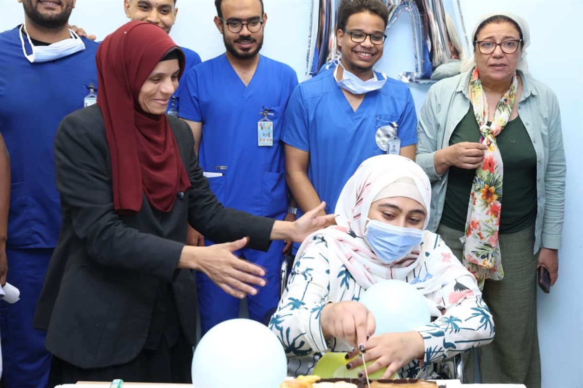 بتورتة طفلة من متحدى السرطان تحتفل بعيد ميلادها 