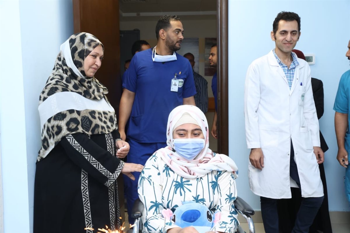 بتورتة طفلة من متحدى السرطان تحتفل بعيد ميلادها 