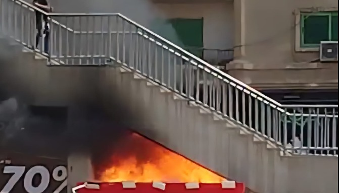 حريق كشك أسفل سلم أديداس الدائري بالمعادي