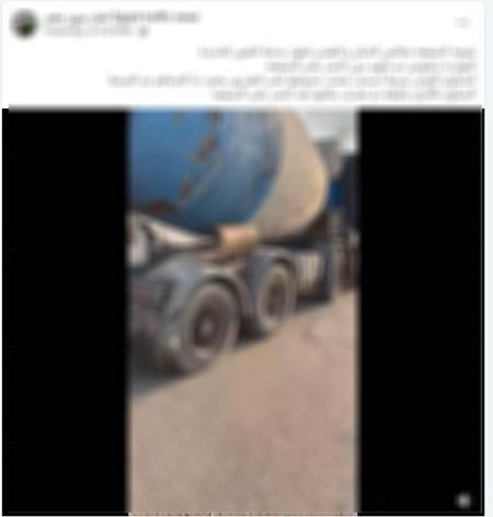 سائق سيارة نقل يفرغ حمولته بالطريق العام