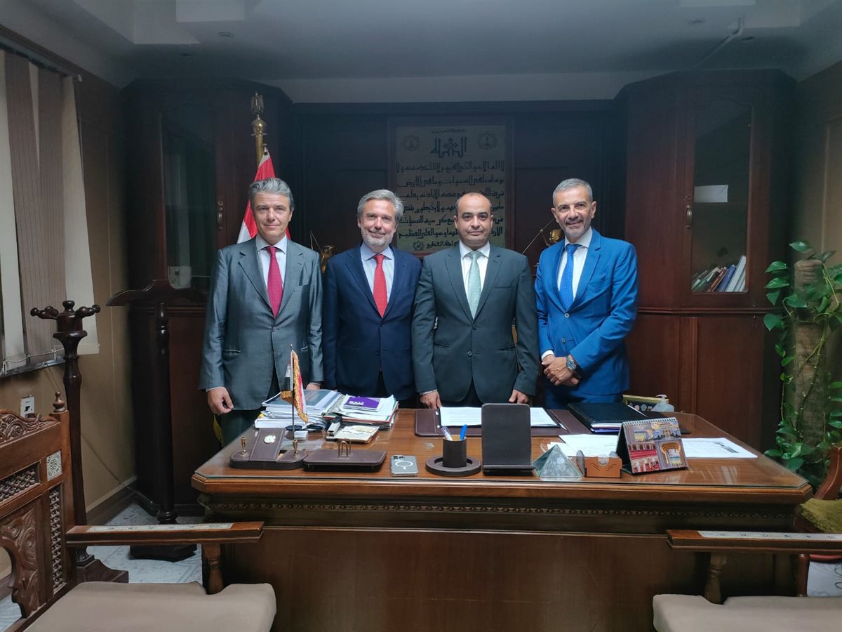 جانب من التوقيع 