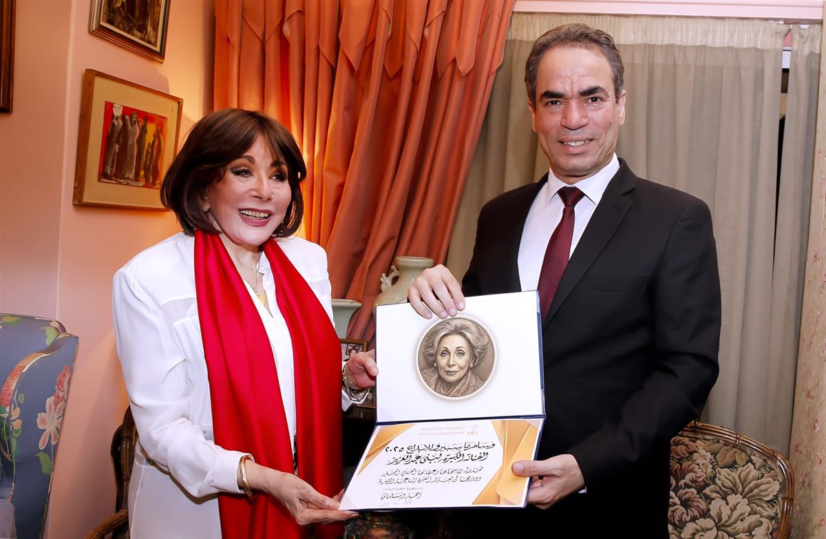 منح وسام ماسبيرو للفنانة الكبيرة لبني عبد العزيز