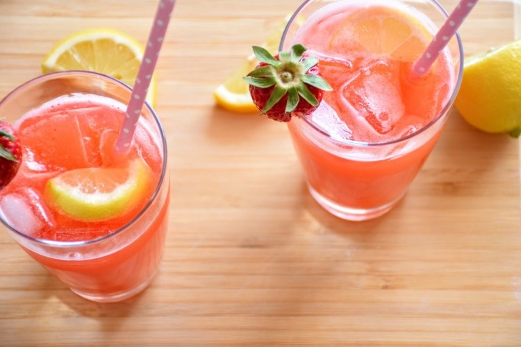 طريقة عمل عصير الليمون بالفراولة