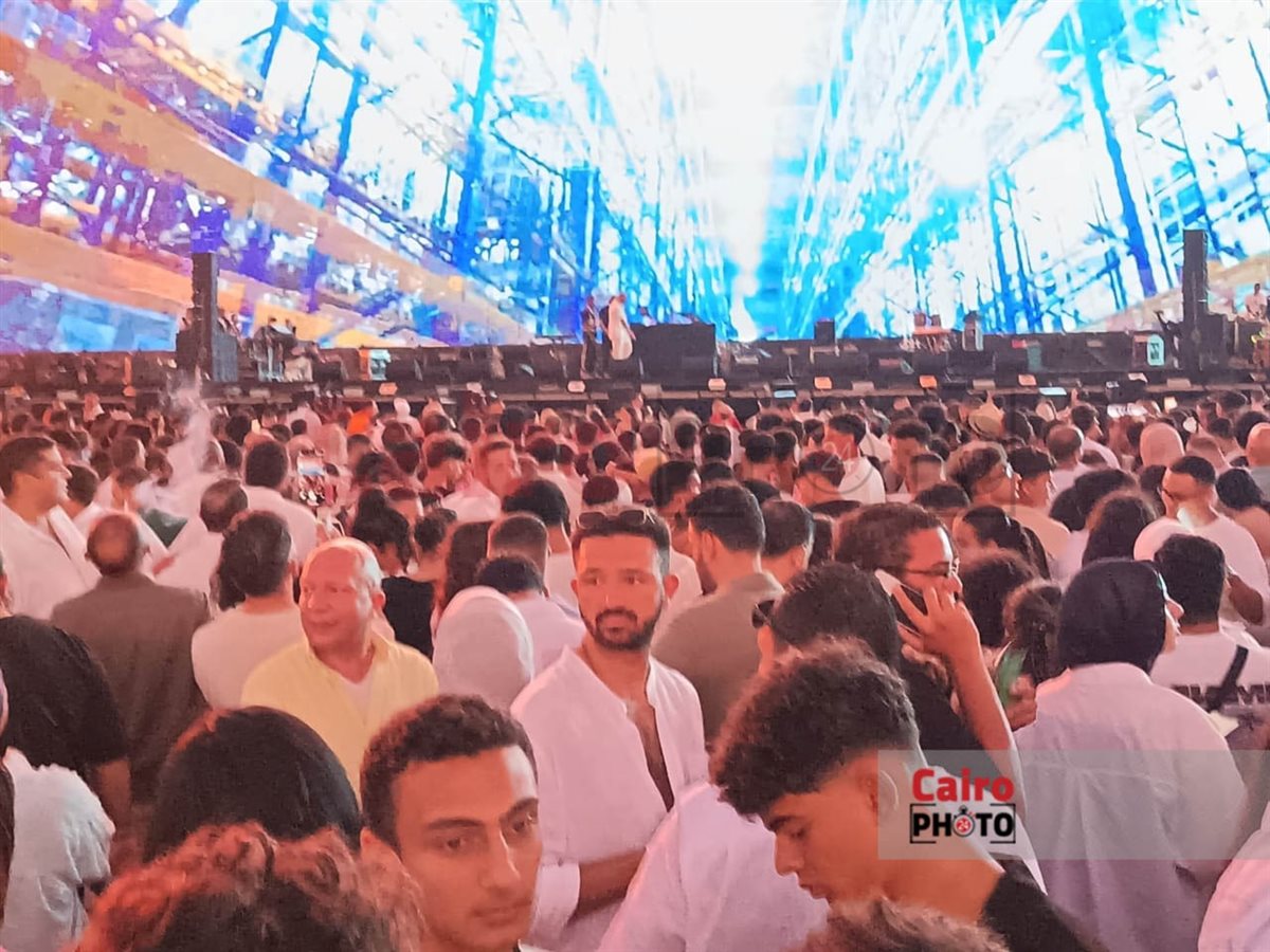 توافد الجمهور على حفل عمرو دياب بمهرجان العلمين الجديدة