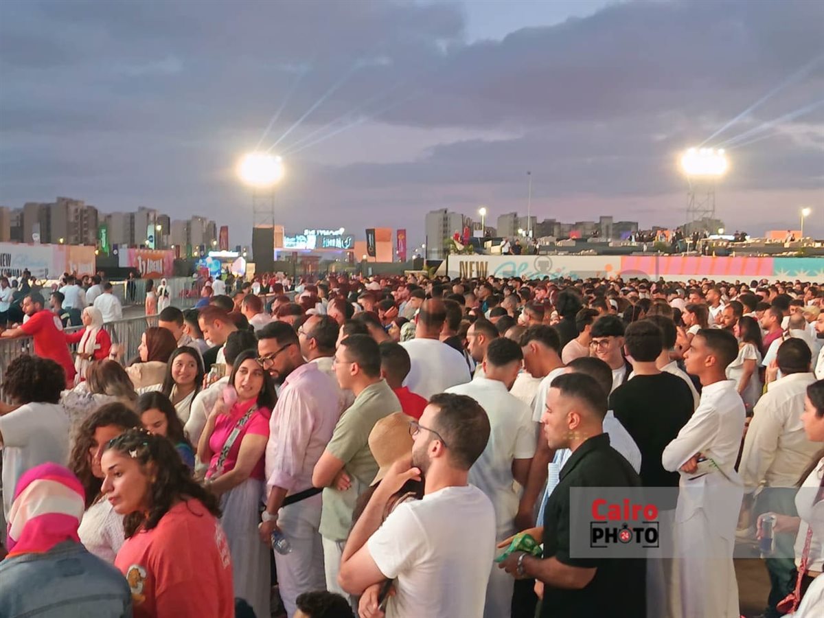 توافد الجمهور على حفل عمرو دياب بمهرجان العلمين الجديدة