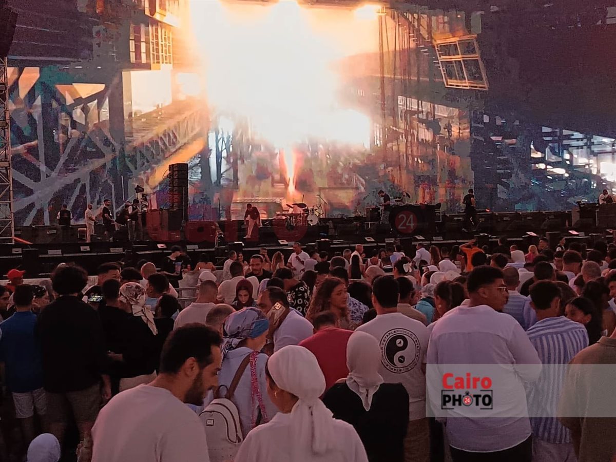 توافد الجمهور على حفل عمرو دياب بمهرجان العلمين الجديدة