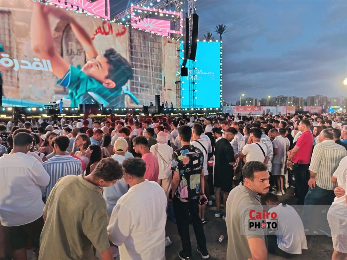 توافد الجمهور على حفل عمرو دياب بمهرجان العلمين الجديدة