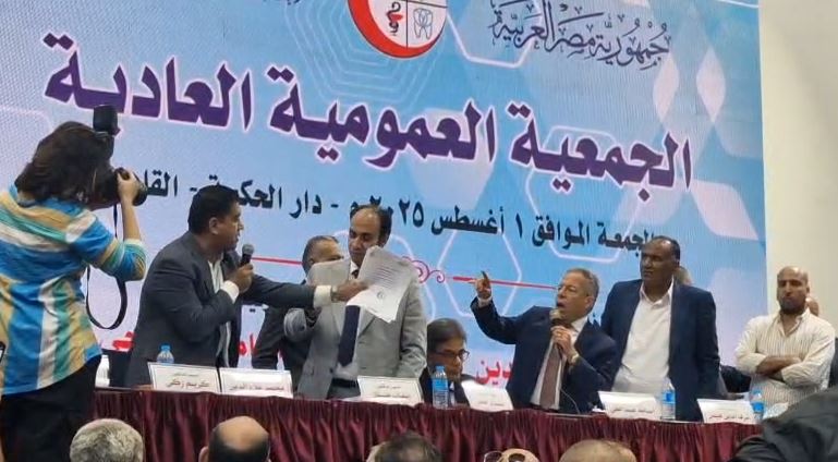 <strong>محاول أسامة عبد الحي احتواء الموقف</strong>