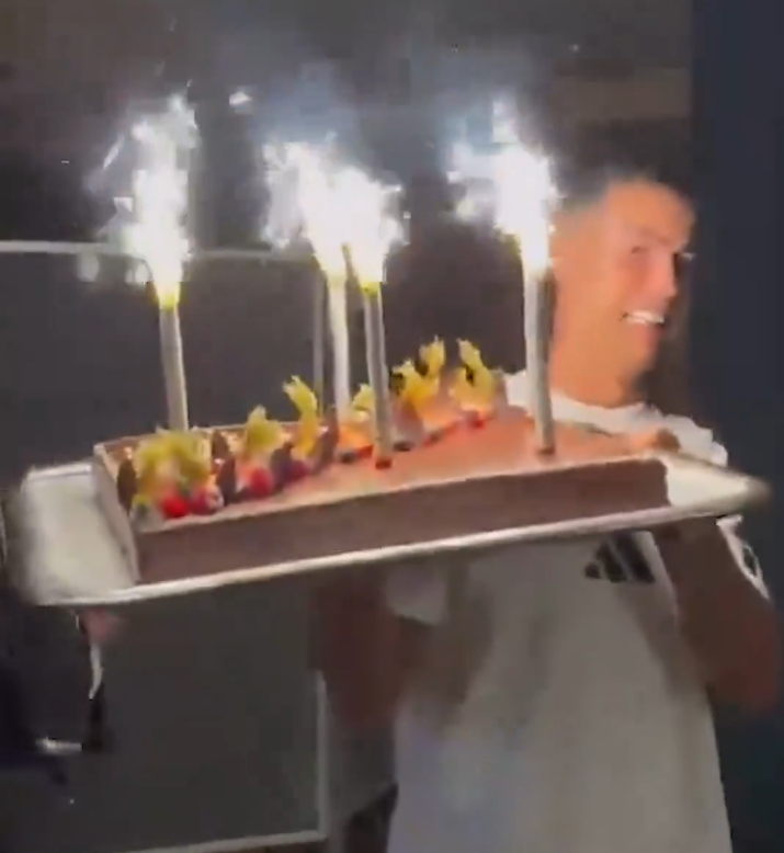 <strong>مفاجأة من كريستيانو رونالدو تُبكي شيف نادي النصر</strong>