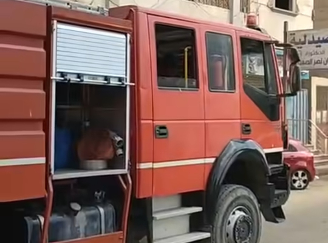 سيارات الإطفاء أثناء السيطرة على حريق اندلع بوحدة سكنية 