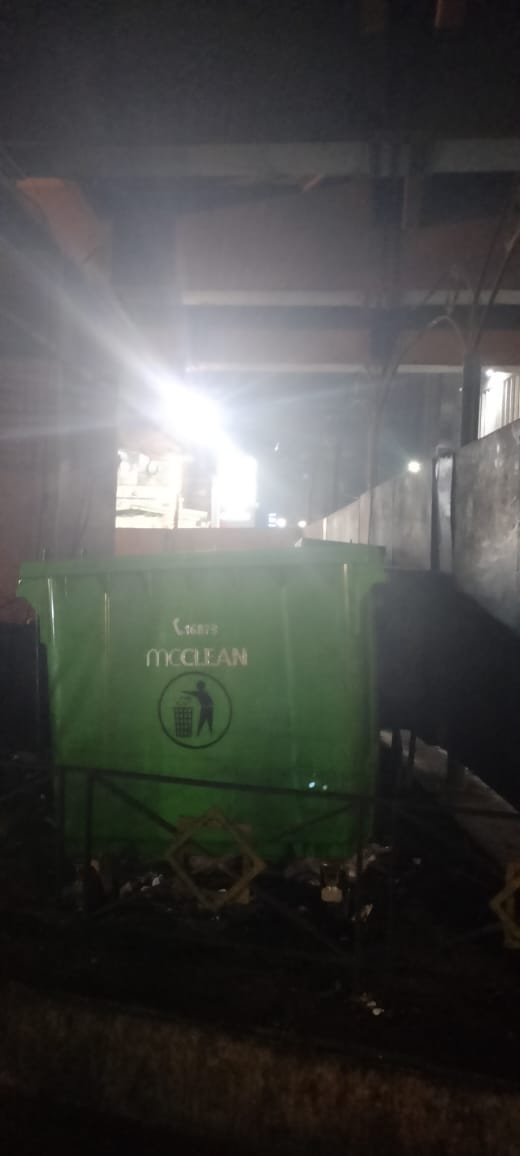 <strong> تراكم القمامة أمام منزل مسؤول كبير</strong>