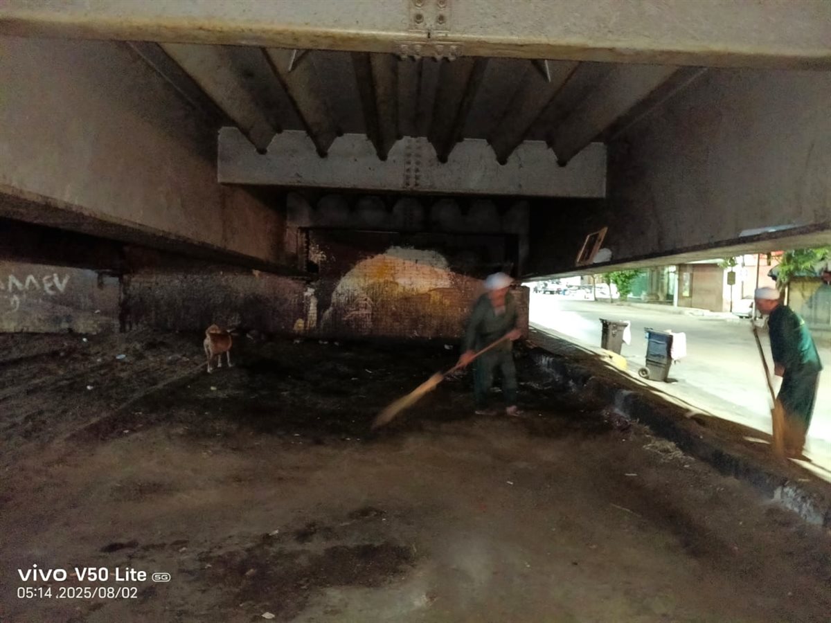 <strong> تراكم القمامة أمام منزل مسؤول كبير</strong>