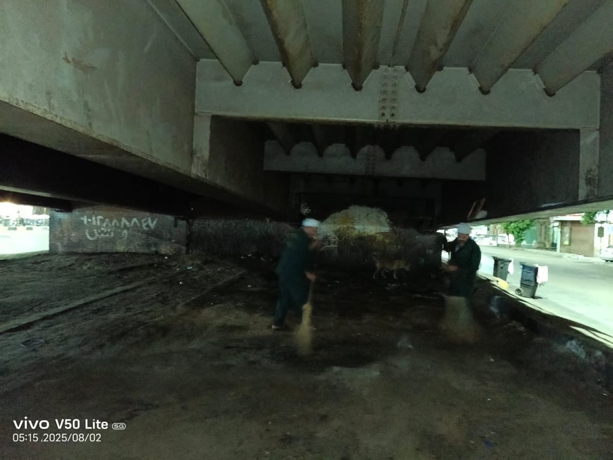 <strong> تراكم القمامة أمام منزل مسؤول كبير</strong>