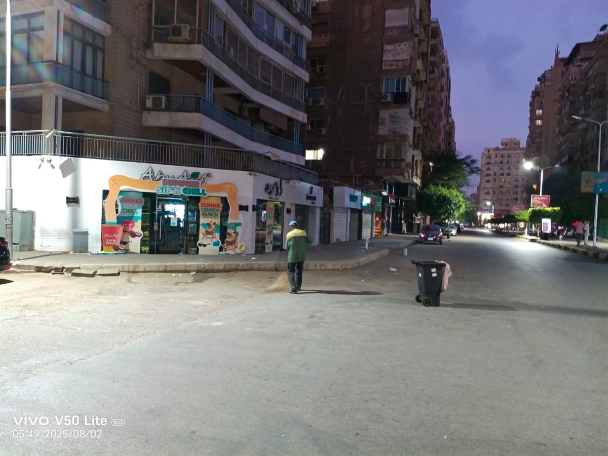 <strong> تراكم القمامة أمام منزل مسؤول كبير</strong>