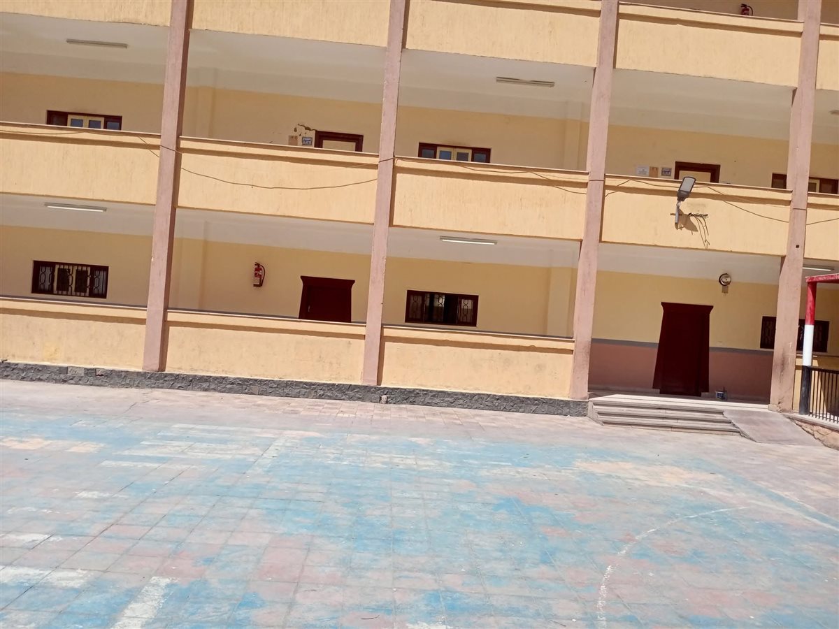 معلم محال للمعاش يقوم بطلاء مدرستة القديمة بيدية