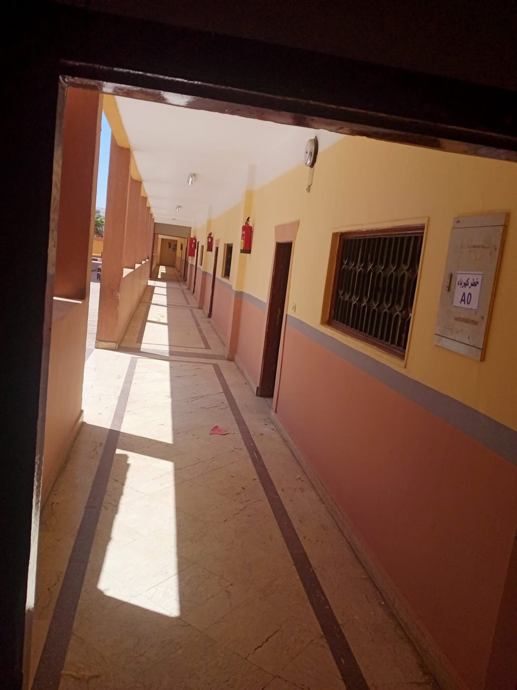 معلم محال للمعاش يقوم بطلاء مدرستة القديمة بيدية