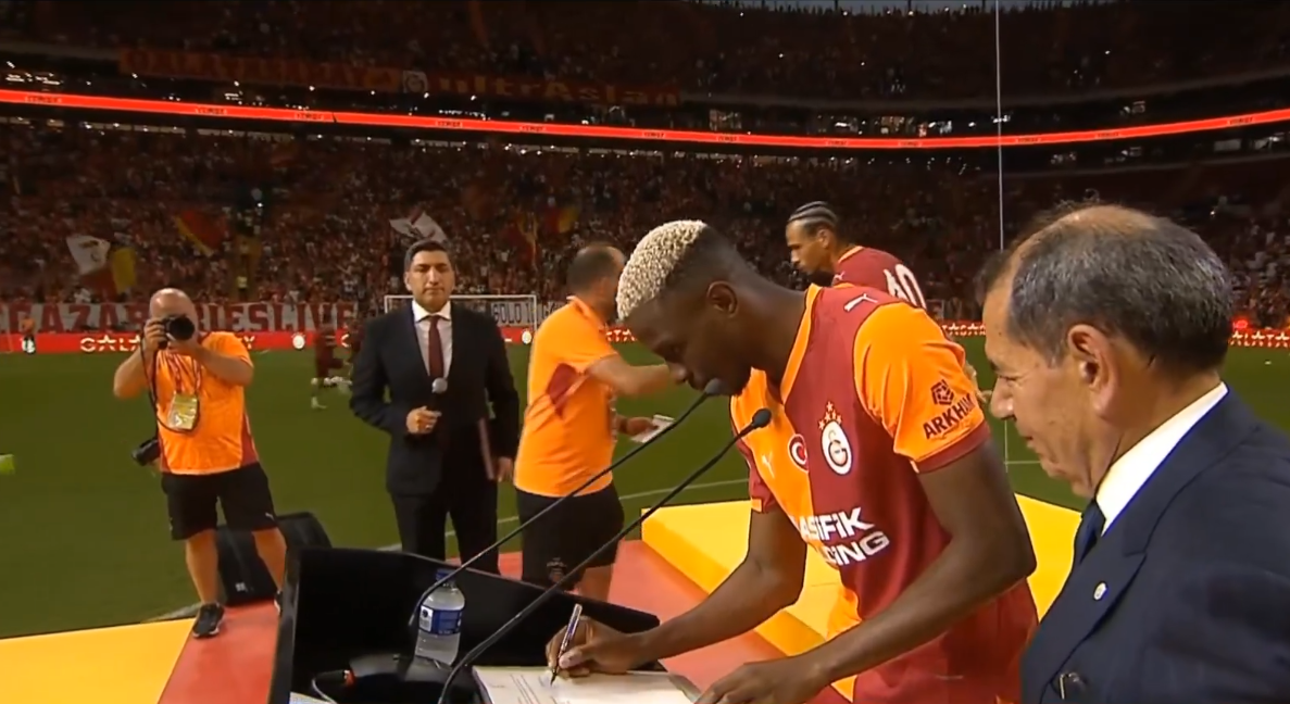 داخل الملعب وأمام الجماهير.. أوسيمين يوقع عقد انتقاله إلى نادي جالطة سراي التركي