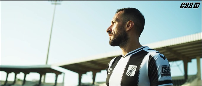 <strong>الصفاقسي يعلن تعاقده مع علي معلول نجم الأهلي السابق</strong>