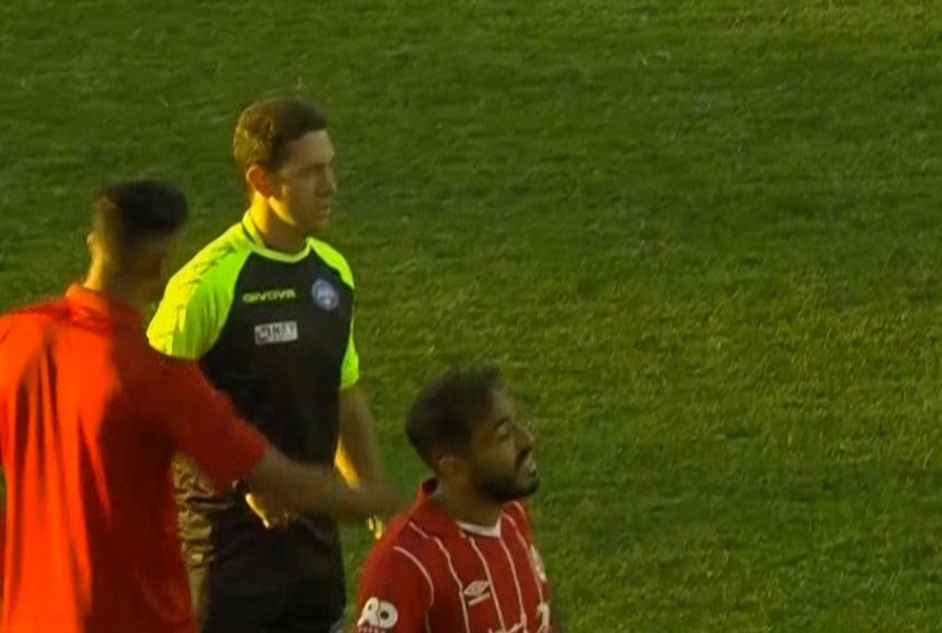 <strong>بعد طرد لاعب من كل فريق ونشوب شجار.. توقف مباراة أهلي طرابلس والاتحاد بالدوري الليبي</strong>