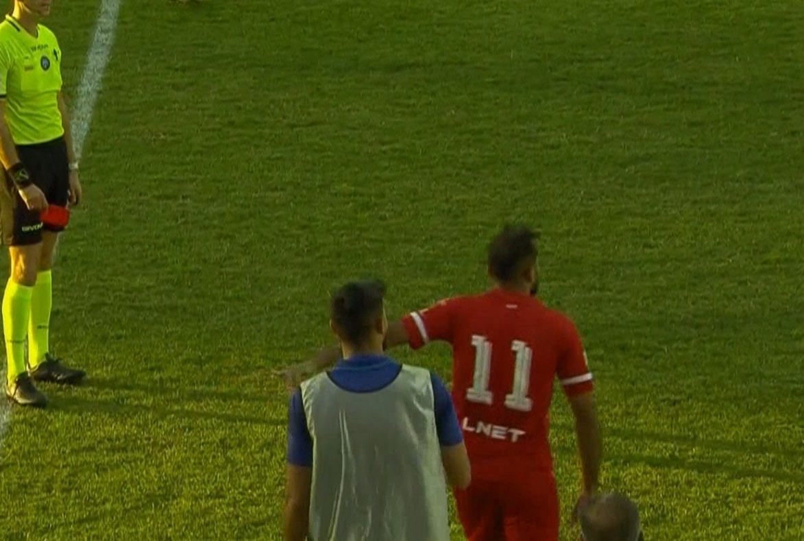 <strong>بعد طرد لاعب من كل فريق ونشوب شجار.. توقف مباراة أهلي طرابلس والاتحاد بالدوري الليبي</strong>