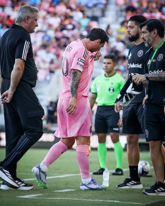 <strong>إصابة ميسي نجم فريق إنتر ميامي الأمريكي</strong>