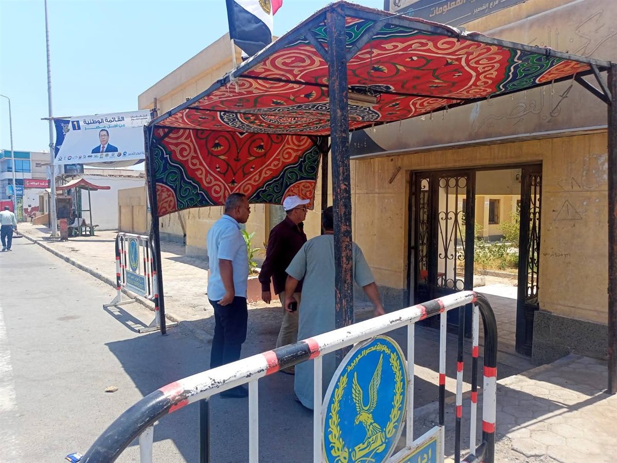 رئيس مدينة القصير يتفقد مقار اللجان الانتخابية 