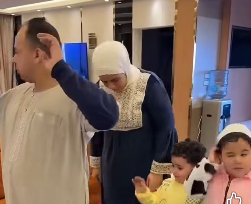 فيديو سخرية أم مكة أثناء الصلاة 