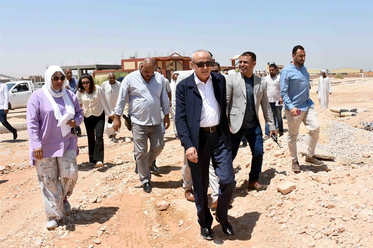 محافظ الأقصر وجولة بالمنطقة الصناعية بالبغدادي