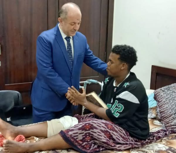 رئيس البعوث الإسلامية يطمئن على الطالب الصومالي محمد خليف بعد إجرائه عملية جراحية