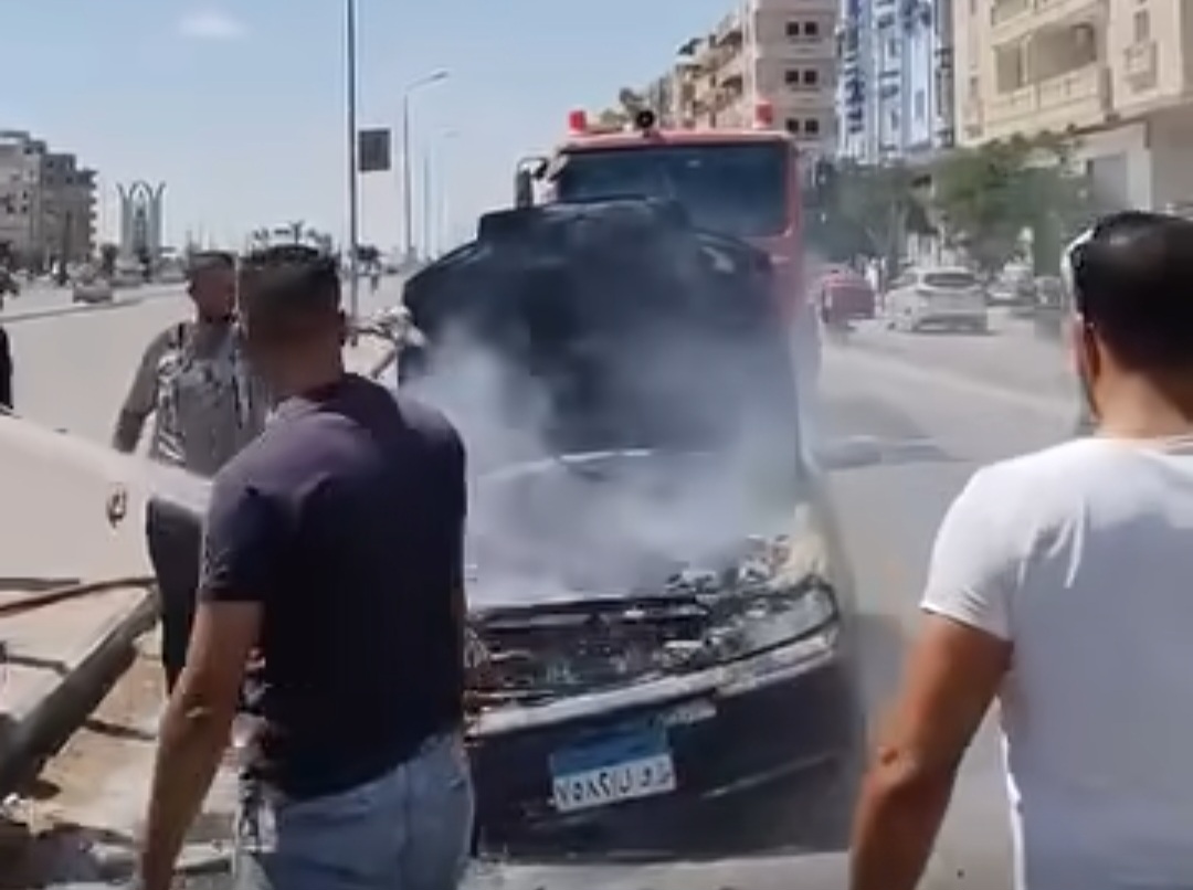 اشتعال النيران في سيارة ملاكي 