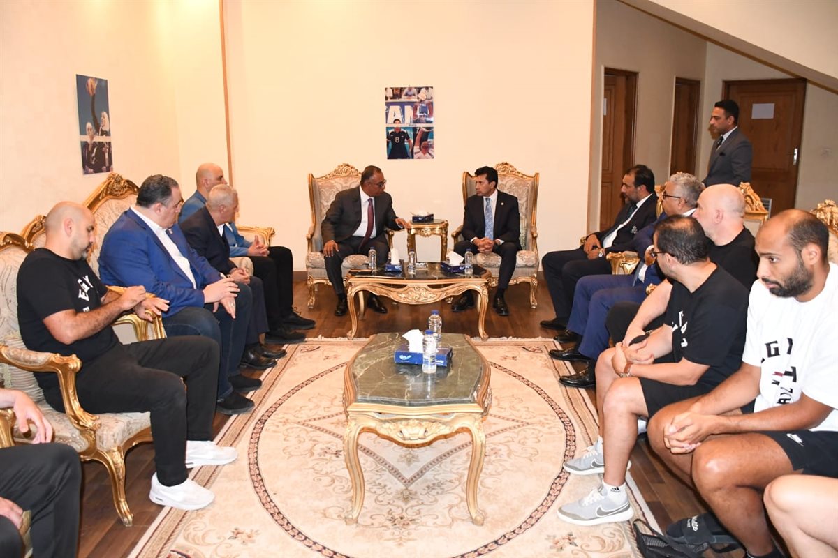 وزير الرياضة مع منتخب السلة