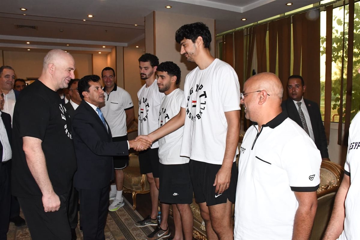 وزير الرياضة مع منتخب السلة