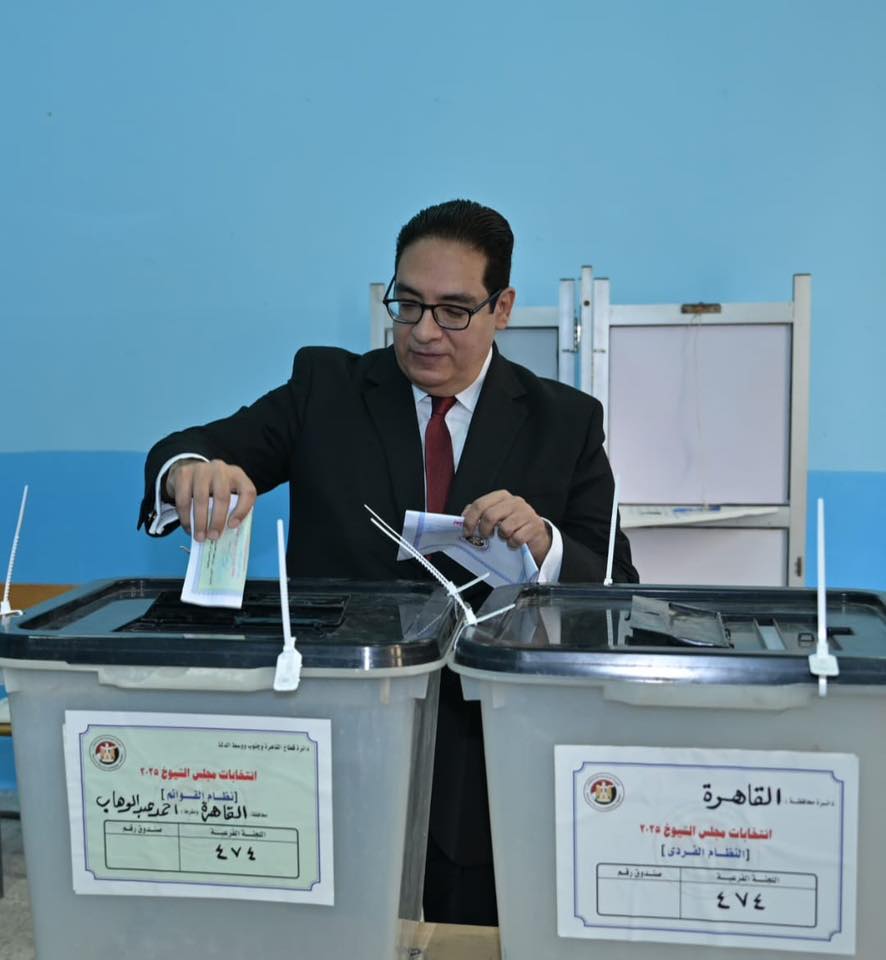 رئيس جامعة القاهرة يدلي بصوته في انتخابات مجلس الشيوخ