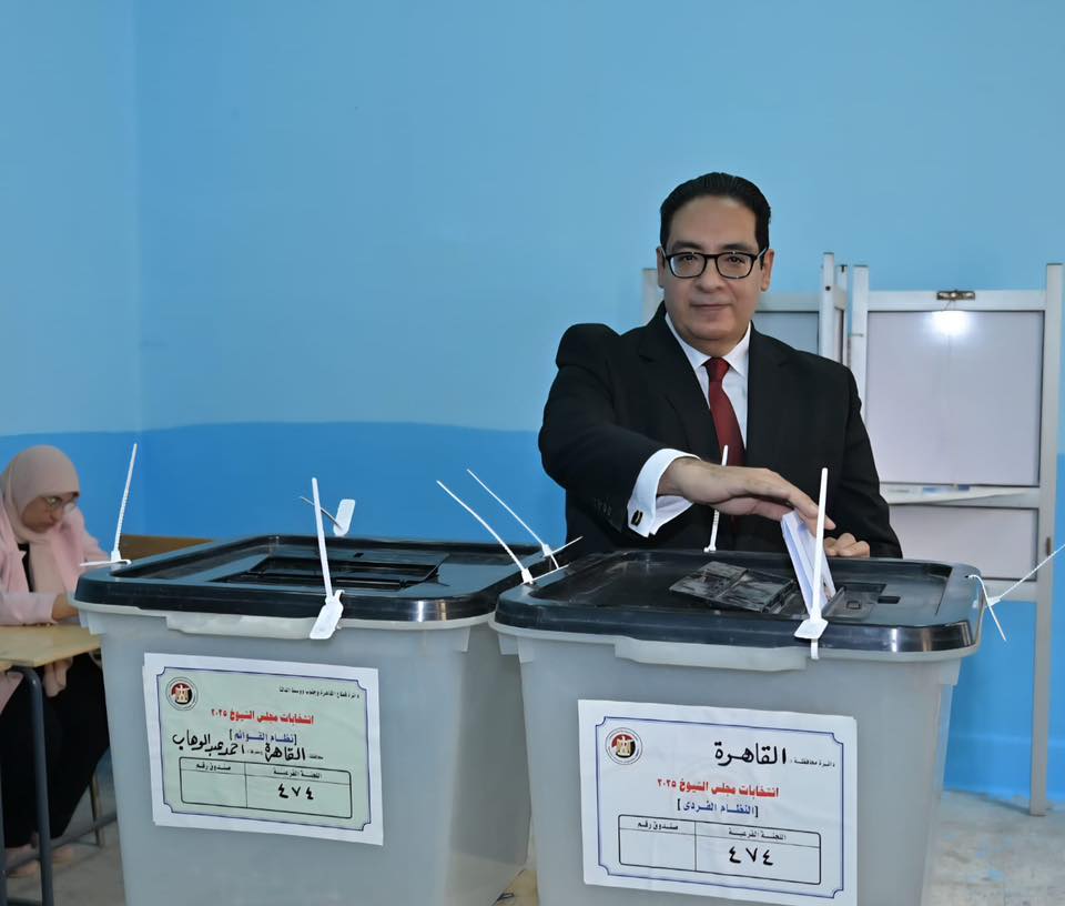 رئيس جامعة القاهرة يدلي بصوته في انتخابات مجلس الشيوخ