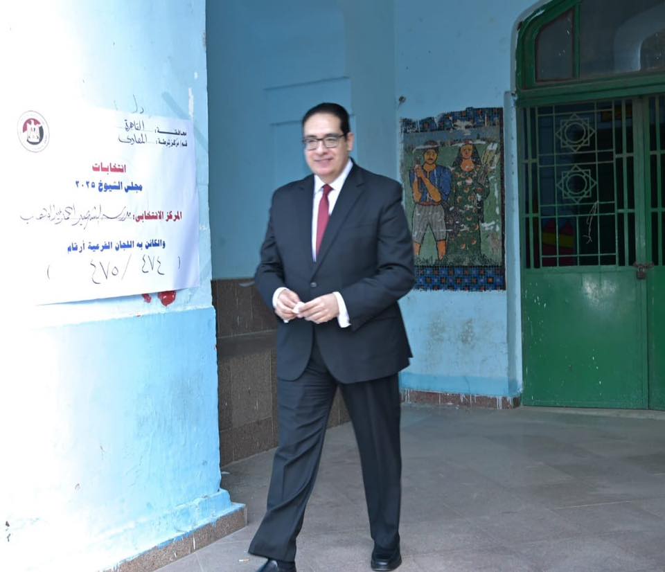 رئيس جامعة القاهرة يدلي بصوته في انتخابات مجلس الشيوخ