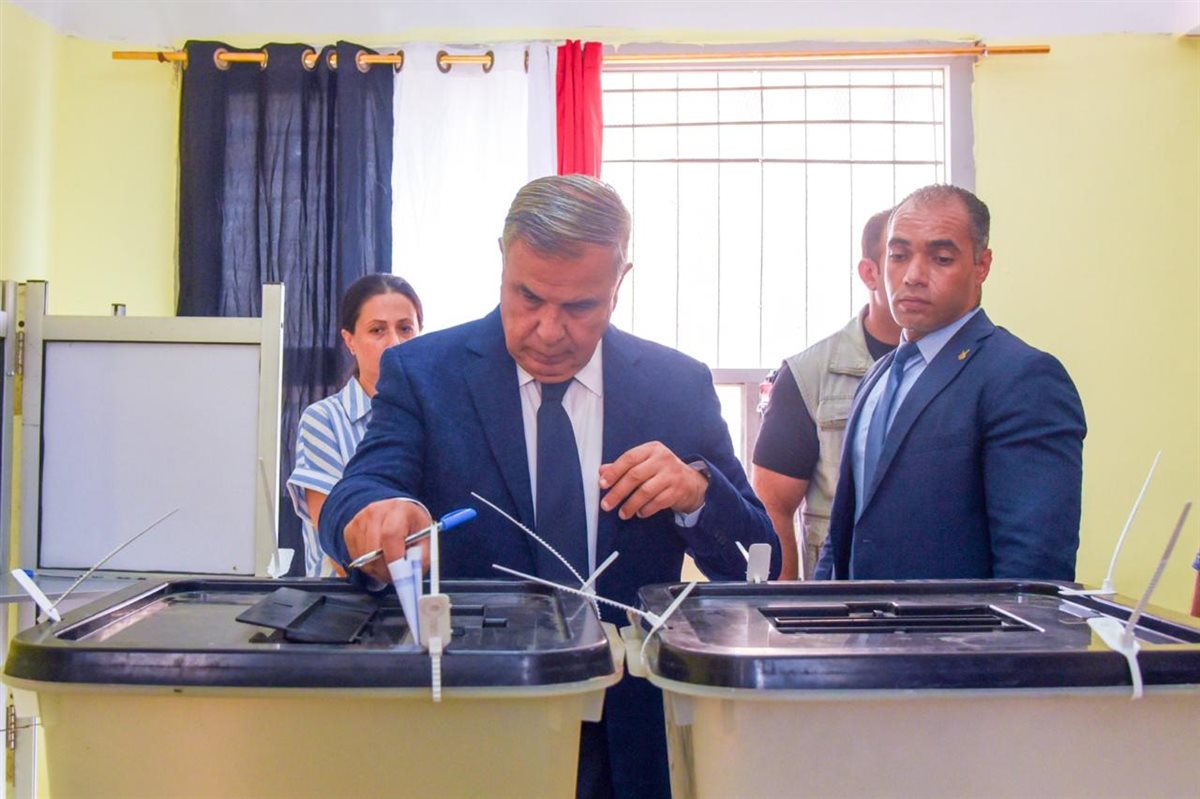 محافظ الإسكندرية يدلي بصوته 