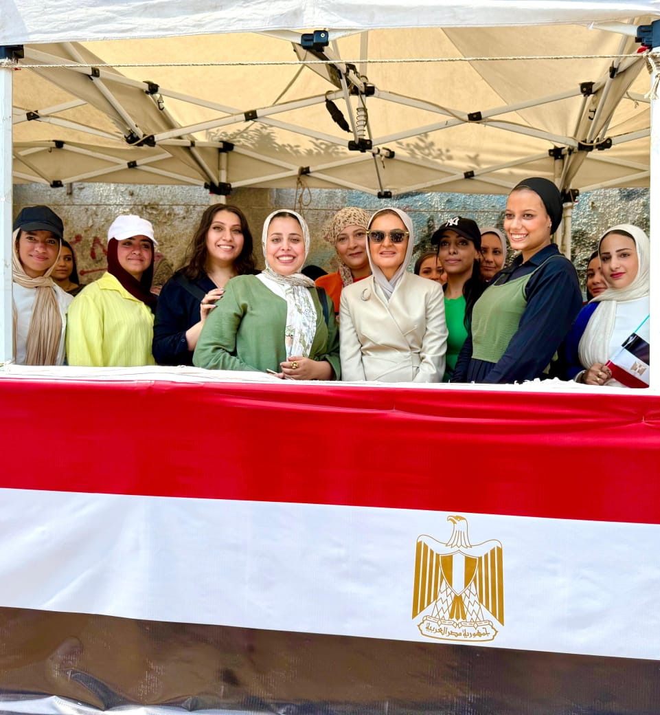 سحر نصر تدلي بصوتها في انتخابات مجلس الشيوخ بمعهد فتيات مصر الجديدة
