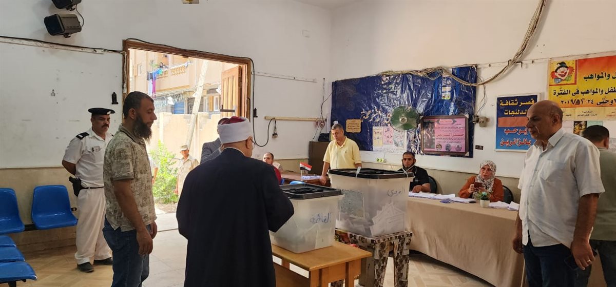 مفتي الجمهورية السابق يدلي بصوته في إنتخابات مجلس الشيوخ