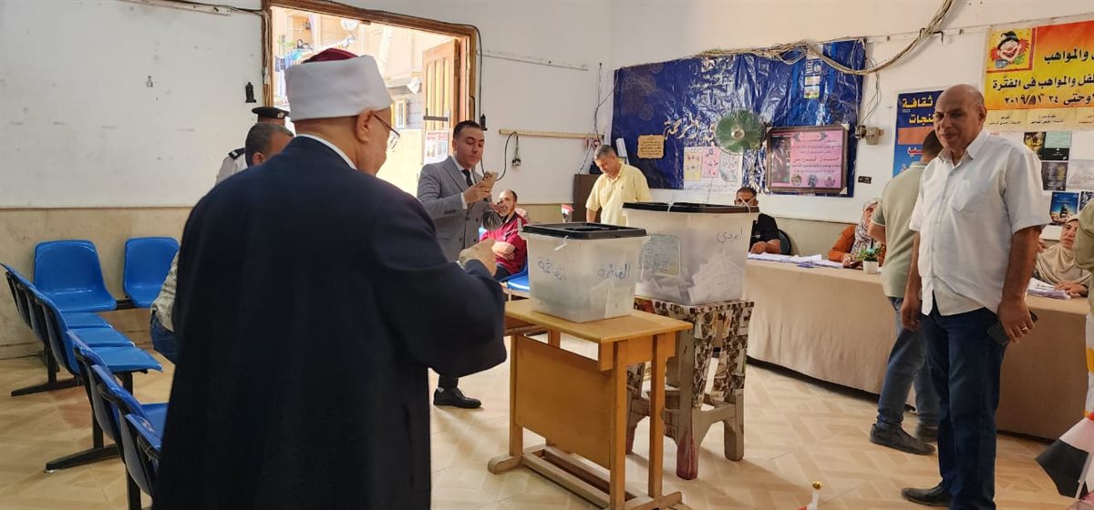 مفتي الجمهورية السابق يدلي بصوته في إنتخابات مجلس الشيوخ
