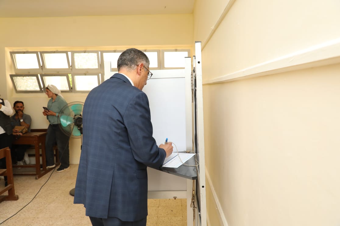 محافظ الجيزة يُدلي بصوته في انتخابات مجلس الشيوخ 2025