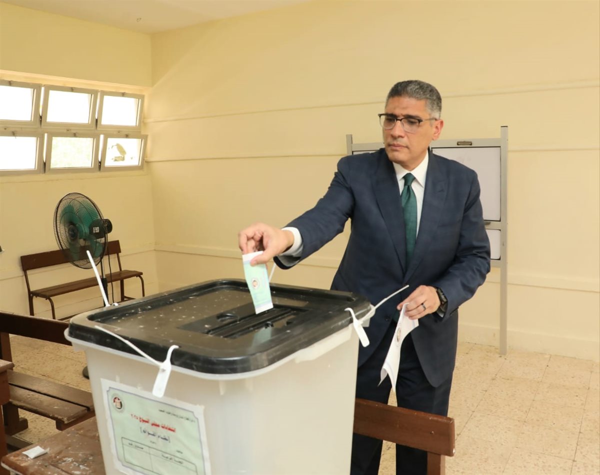 محافظ الجيزة يُدلي بصوته في انتخابات مجلس الشيوخ 2025