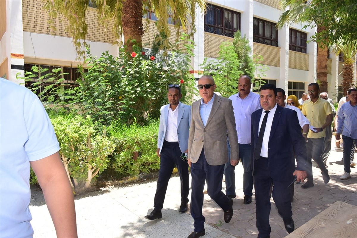 جولة محافظ الأقصر لمتابعة سير الانتخابات