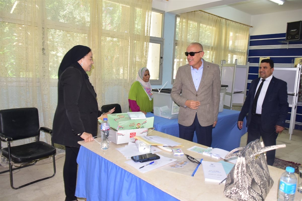 جولة محافظ الأقصر لمتابعة سير الانتخابات