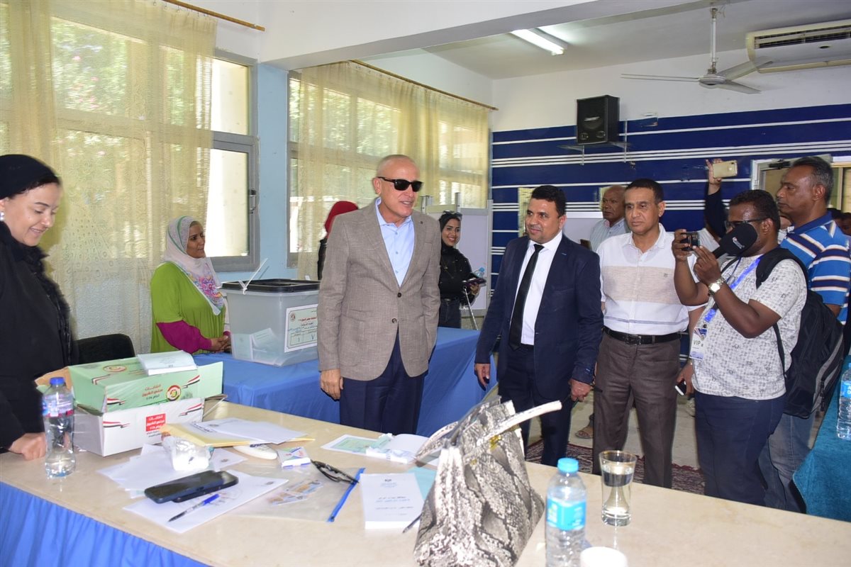 جولة محافظ الأقصر لمتابعة سير الانتخابات